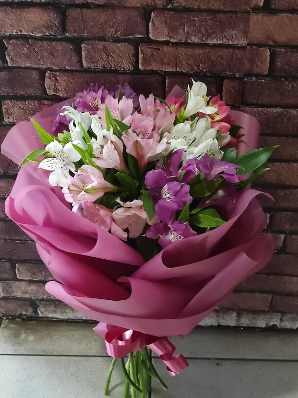 Альстромерия в матовой пленке, артикул F1070345 - 3536 рублей, доставка по городу. Flawery - доставка цветов