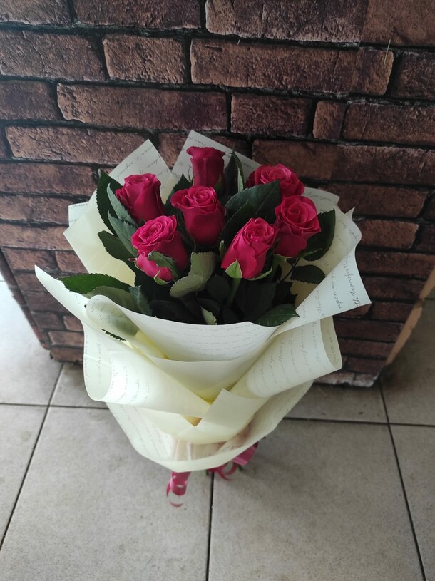 7 алых роз в дизайнерской упаковке, артикул F1076252 - 2170 рублей, доставка по городу. Flawery - доставка цветов