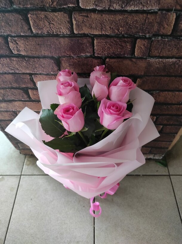 7 розовых роз в матовой пленке, артикул F1076255 - 2170 рублей, доставка по городу. Flawery - доставка цветов