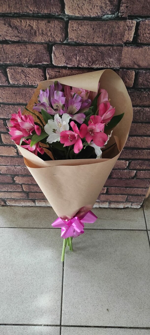 Альстромерия в дизайнерской упаковке, артикул F1079323 - 2718 рублей, доставка по городу. Flawery - доставка цветов