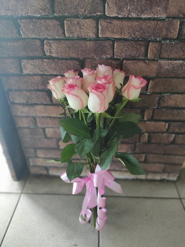 9 нежных роз под ленту, артикул F1079478 - 2291 рублей, доставка по городу. Flawery - доставка цветов