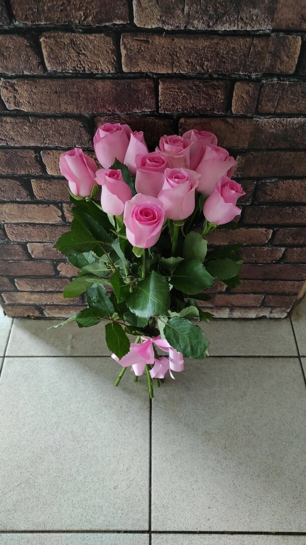 11 розовых роз под ленту, артикул F1079482 - 2657 рублей, доставка по городу. Flawery - доставка цветов