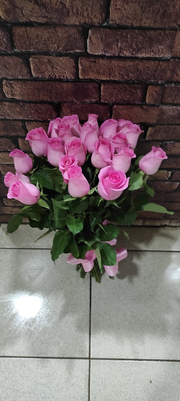 19 розовых роз под ленту, артикул F1080477 - 4348 рублей, доставка по городу. Flawery - доставка цветов