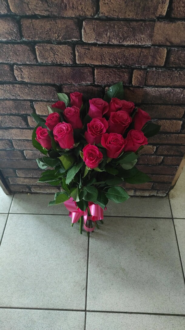 15 красных роз под ленту, артикул F1080478 - 3501 рублей, доставка по городу. Flawery - доставка цветов