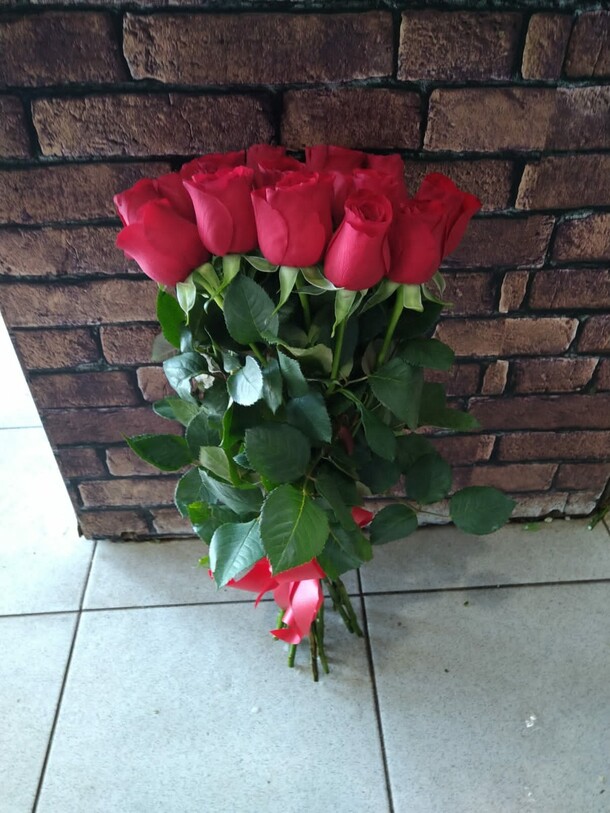 11 красных роз под ленту, артикул F1080479 - 2657 рублей, доставка по городу. Flawery - доставка цветов