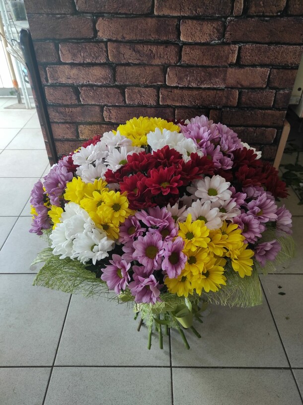 Хризантемы в дизайнерской упаковке, артикул F1081574 - 6919 рублей, доставка по городу. Flawery - доставка цветов