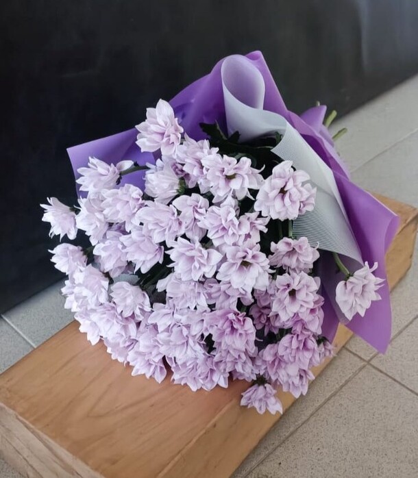 Букет из хризантем в упаковке #1, артикул F1140646 - 3536 рублей, доставка по городу. Flawery - доставка цветов