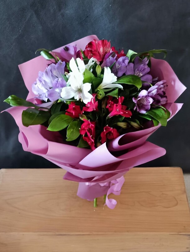 Альстромерия в дизайнерской упаковке, артикул F1141380 - 2850 рублей, доставка по городу. Flawery - доставка цветов