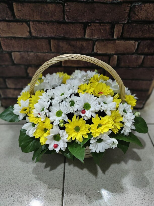 Корзина с ромашками, артикул F114961 - 4609 рублей, доставка по городу. Flawery - доставка цветов