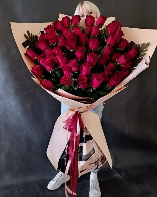 Букет гигант из 51 премиум розы, артикул F1151620 - 21769 рублей, доставка по городу. Flawery - доставка цветов