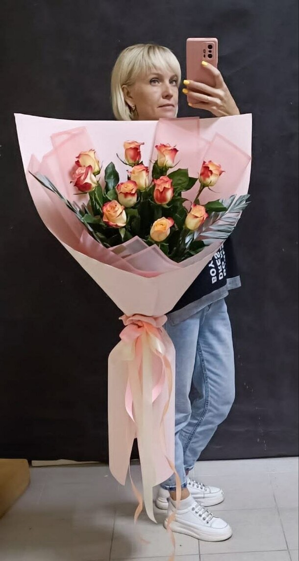 Букет гигант из 11 роз, артикул F1157866 - 5270 рублей, доставка по городу. Flawery - доставка цветов