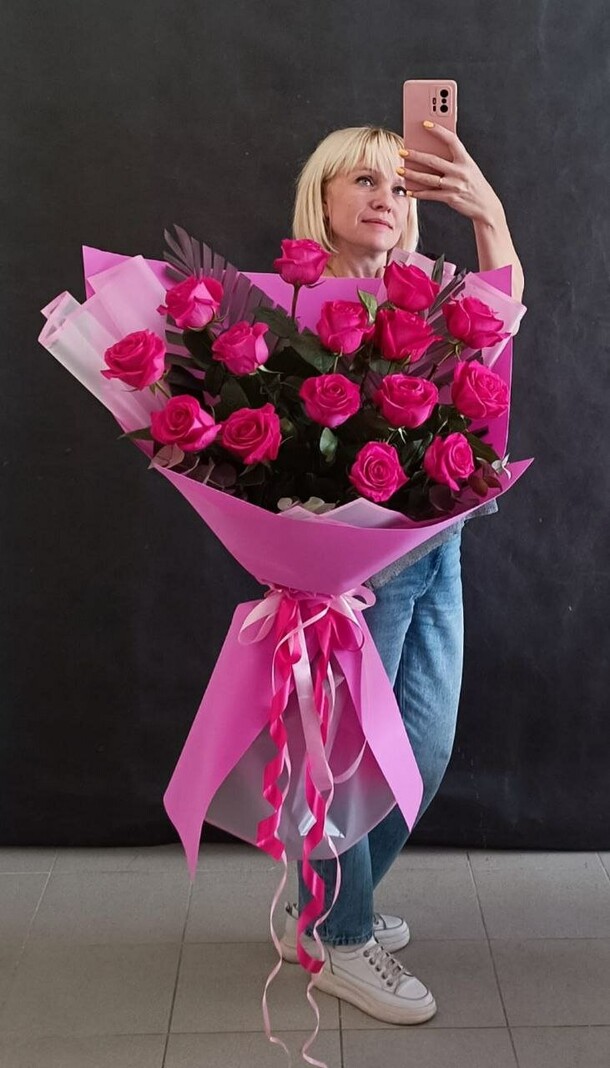 Букет гигант из 15 роз премиум, артикул F1157868 - 7579 рублей, доставка по городу. Flawery - доставка цветов