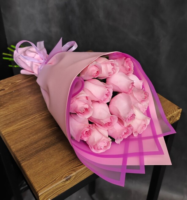 15 розовых роз в стильной упаковке, артикул F1240754 - 3497 рублей, доставка по городу. Flawery - доставка цветов