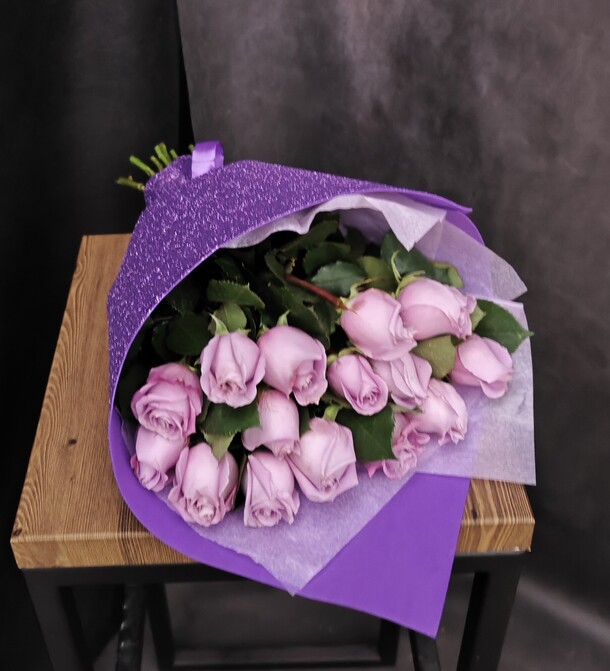 15 сиреневых роз в стильной упаковке, артикул F1240802 - 3497 рублей, доставка по городу. Flawery - доставка цветов