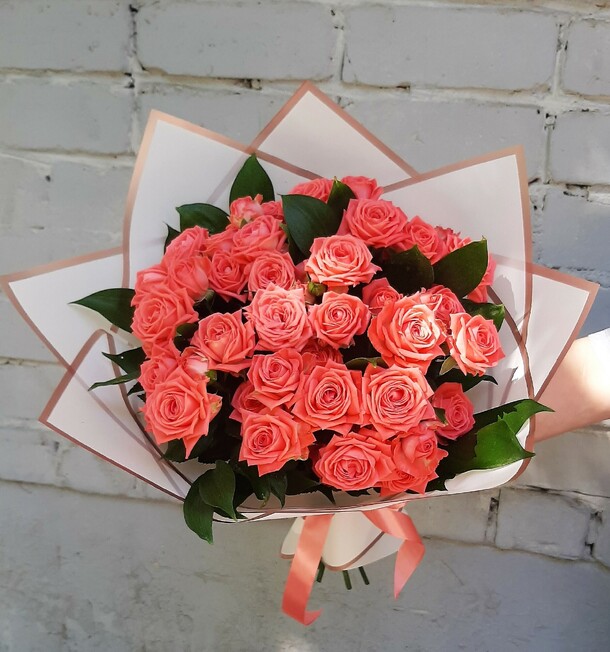 Букет с кустовыми розами с оформлением, артикул F1236140 - 2258 рублей, доставка по городу. Flawery - доставка цветов