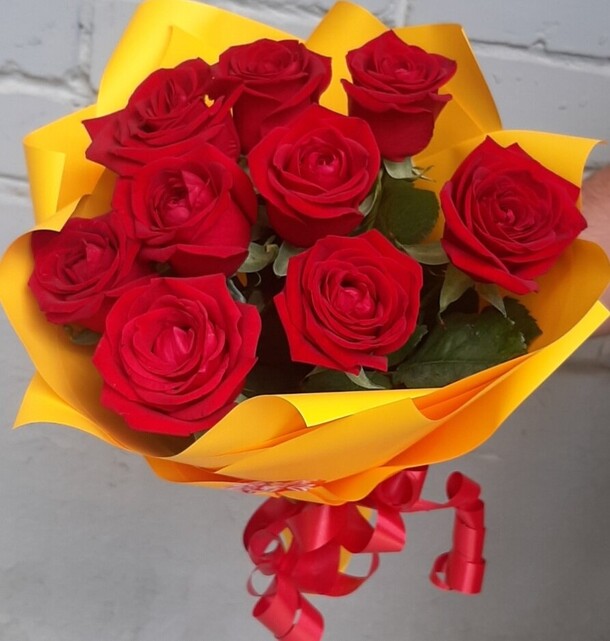 Букет алых роз, артикул F1252188 - 1888 рублей, доставка по городу. Flawery - доставка цветов