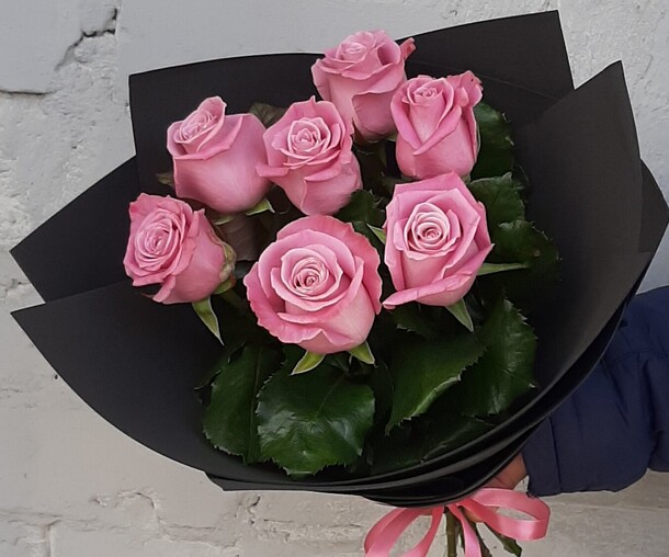 Букет роз в чёрной стильной упаковке, артикул F1252229 - 1338 рублей, доставка по городу. Flawery - доставка цветов
