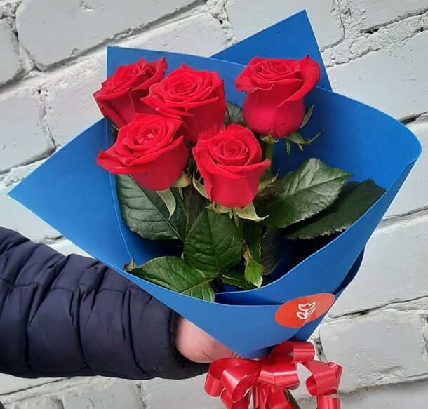 Букет красных роз с оформлением, артикул F1255847 - 1000 рублей, доставка по городу. Flawery - доставка цветов