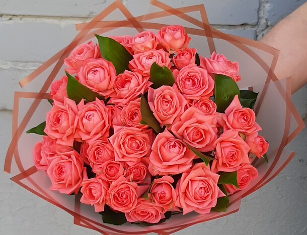 Букет с коралловыми кустовыми розами, артикул F1271075 - 3000 рублей, доставка по городу. Flawery - доставка цветов