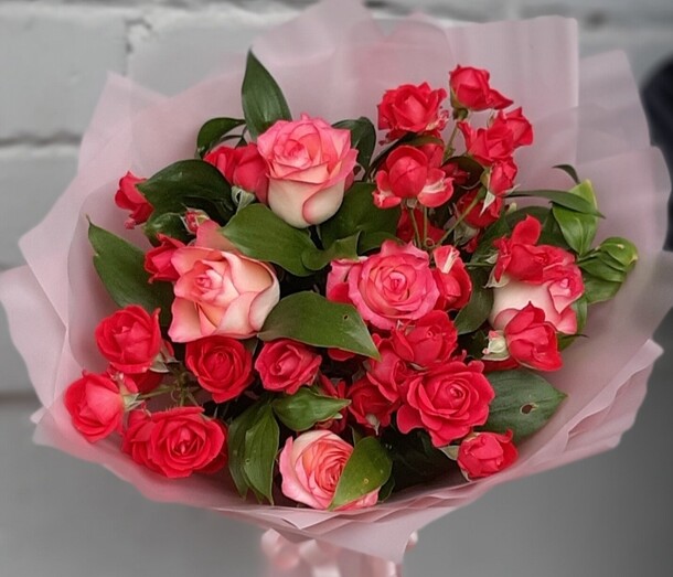 Букет с кустовыми розами, артикул F1304713 - 3000 рублей, доставка по городу. Flawery - доставка цветов