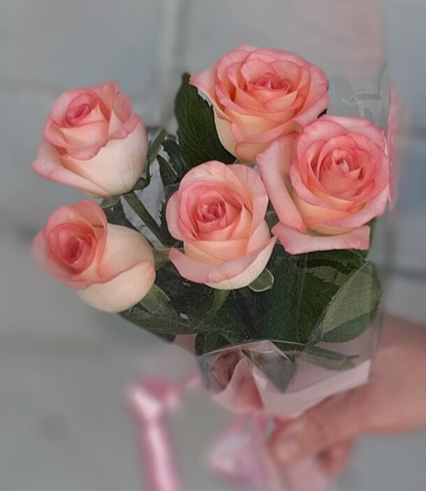 Букет роз джумилии, артикул F1305990 - 1000 рублей, доставка по городу. Flawery - доставка цветов