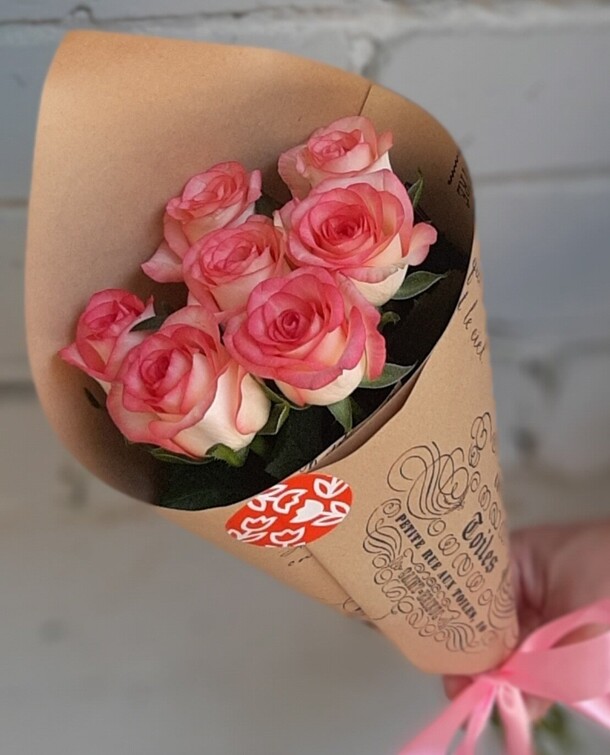 Букет роз джумилия в крафте, артикул F1307111 - 2000 рублей, доставка по городу. Flawery - доставка цветов