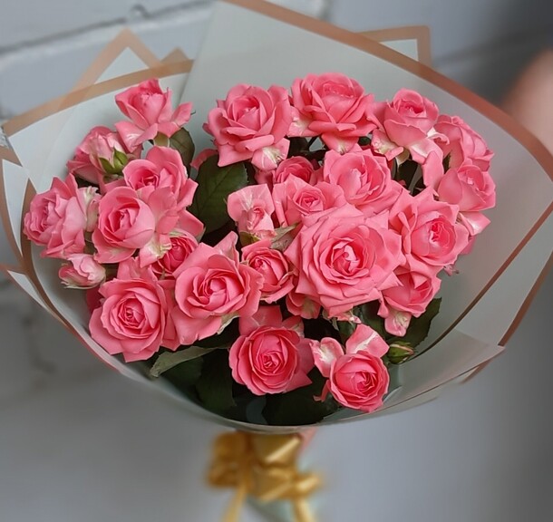 Букет с кустовой розой, артикул F1313439 - 1799 рублей, доставка по городу. Flawery - доставка цветов