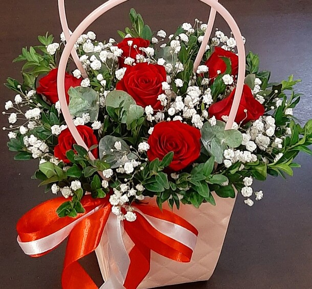 Красные розы с гипсофилой, артикул F1317588 - 1200 рублей, доставка по городу. Flawery - доставка цветов