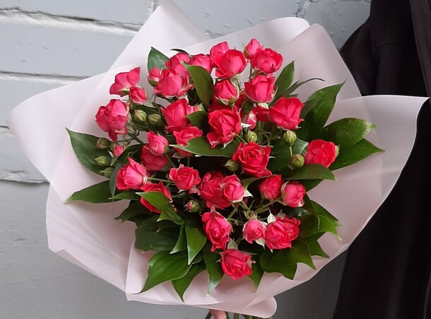 Букет с кустовыми розами черри хеопс, артикул F1324291 - 2500 рублей, доставка по городу. Flawery - доставка цветов