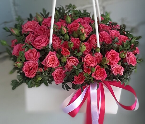 Букет с кустовыми розами, артикул F1325229 - 3000 рублей, доставка по городу. Flawery - доставка цветов