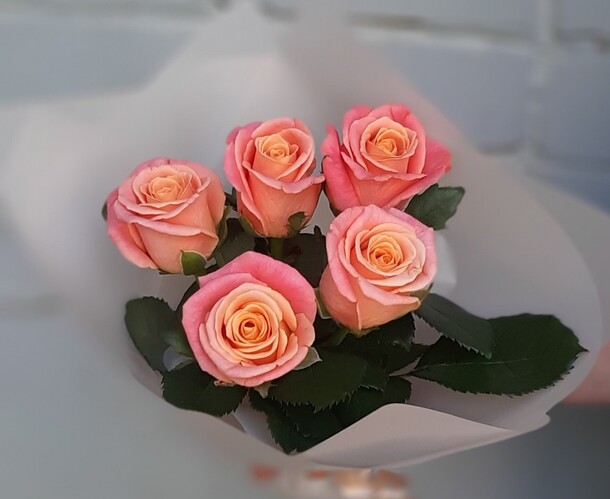 Букетик коралловых розочек, артикул F1325898 - 1300 рублей, доставка по городу. Flawery - доставка цветов