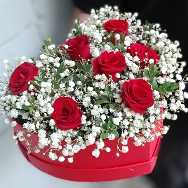 Сердце с красными розами и гипсофилой, артикул F1326806 - 3500 рублей, доставка по городу. Flawery - доставка цветов