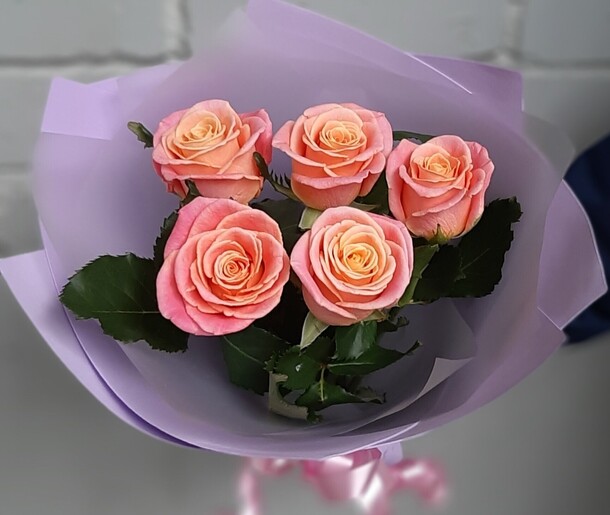 Букет коралловых роз с оформлением, артикул F1333328 - 1000 рублей, доставка по городу. Flawery - доставка цветов