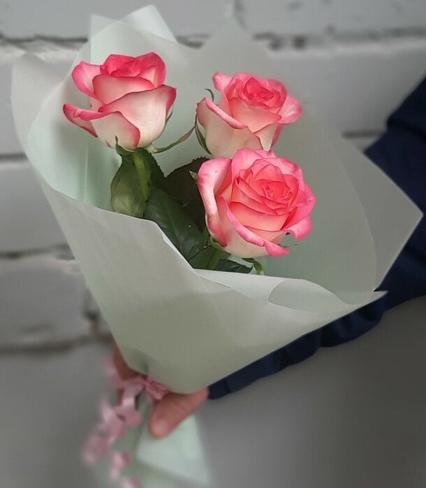 Букет роз джумилии 🌹🌹🌹, артикул F1333675 - 534 рублей, доставка по городу. Flawery - доставка цветов