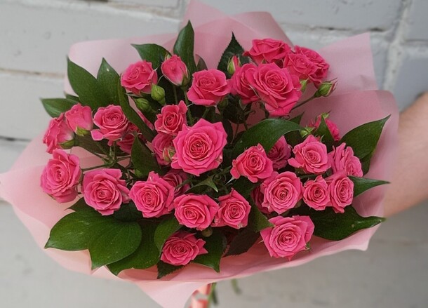 Букет с кустовыми розами, артикул F1334313 - 1400 рублей, доставка по городу. Flawery - доставка цветов