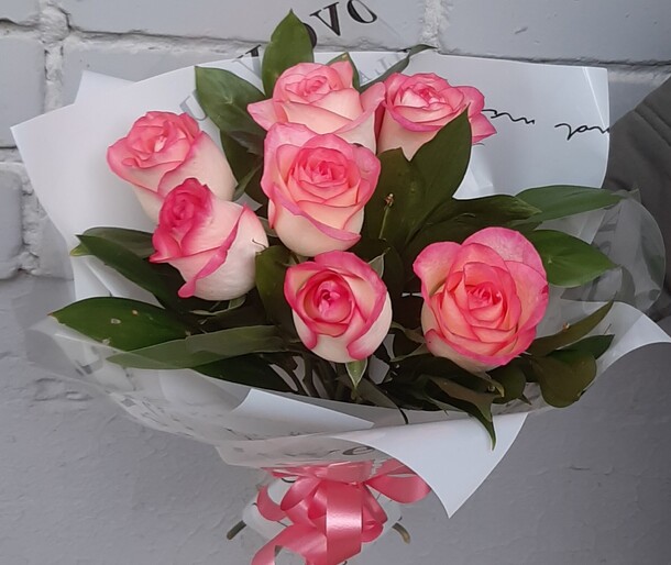 Букет розовых роз с оформлением, артикул F1345215 - 1450 рублей, доставка по городу. Flawery - доставка цветов