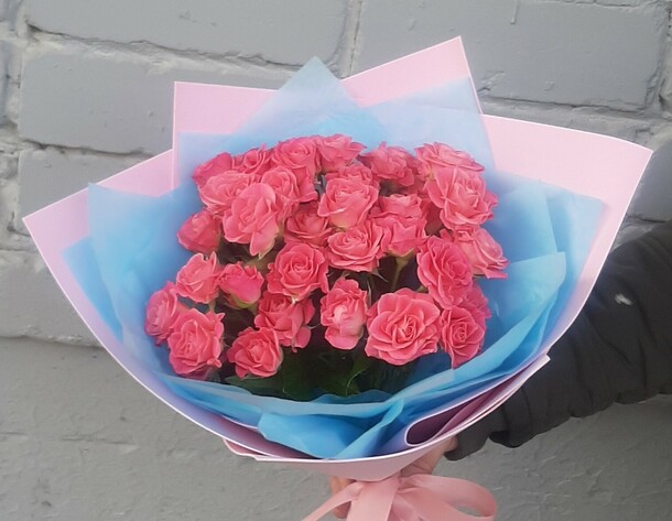 Букет кустовых роз с оформлением, артикул F1407458 - 1800 рублей, доставка по городу. Flawery - доставка цветов