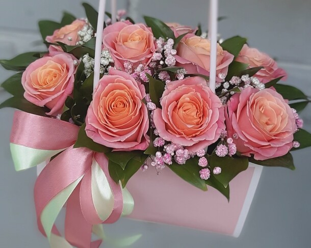 Букет коралловых роз, артикул F1426686 - 1600 рублей, доставка по городу. Flawery - доставка цветов