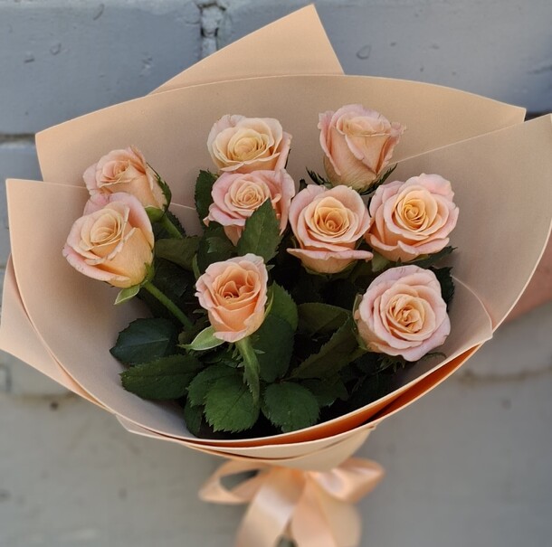 Букет с нежно - персиковыми розами, артикул F1453072 - 2000 рублей, доставка по городу. Flawery - доставка цветов
