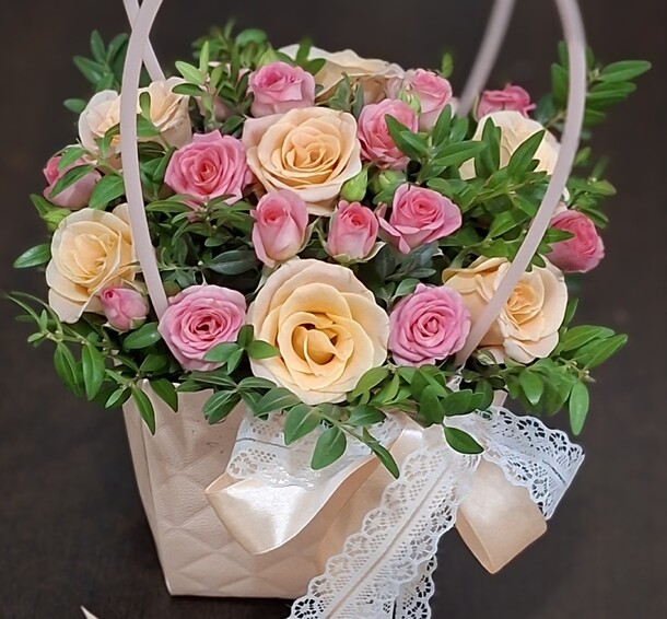 Букет с кустовыми розами🎀, артикул F1454836 - 1350 рублей, доставка по городу. Flawery - доставка цветов