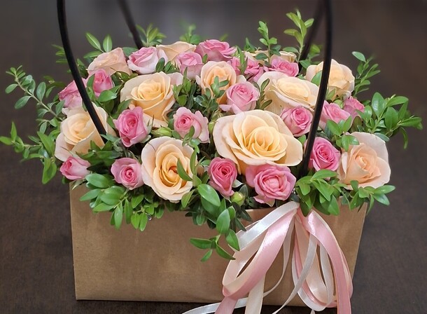 Букет с кустовыми розами, артикул F1454855 - 1850 рублей, доставка по городу. Flawery - доставка цветов