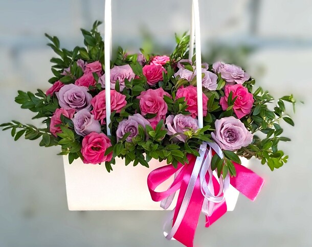 Букет с кустовыми розами 💕, артикул F1455298 - 2222 рублей, доставка по городу. Flawery - доставка цветов