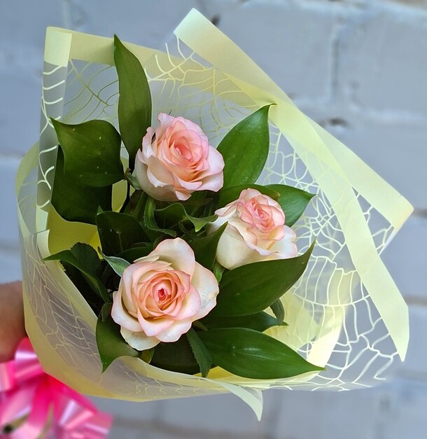 Букетик-комплимент, артикул F1456570 - 1500 рублей, доставка по городу. Flawery - доставка цветов