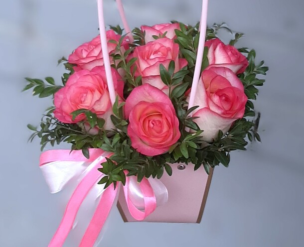 Букет роз джумилии с зеленью 🌹🌹🌹, артикул F1484015 - 1350 рублей, доставка по городу. Flawery - доставка цветов