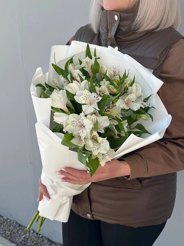 7 альстромерий, артикул F1186959 - 3280 рублей, доставка по городу. Flawery - доставка цветов