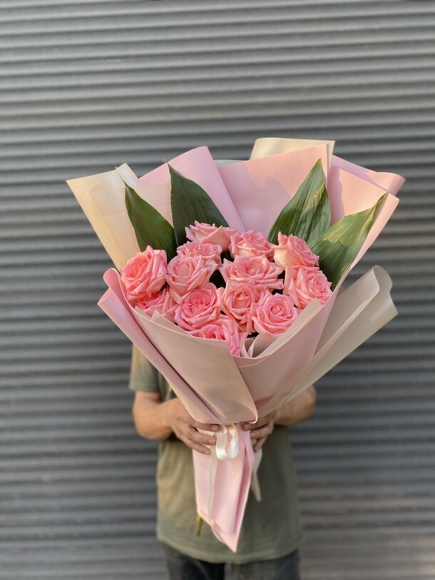 13 роз, артикул F1197238 - 6310 рублей, доставка по городу. Flawery - доставка цветов