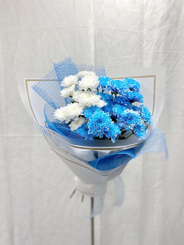 Букет из 5 кустовых хризантем, артикул F1210081 - 2465 рублей, доставка по городу. Flawery - доставка цветов