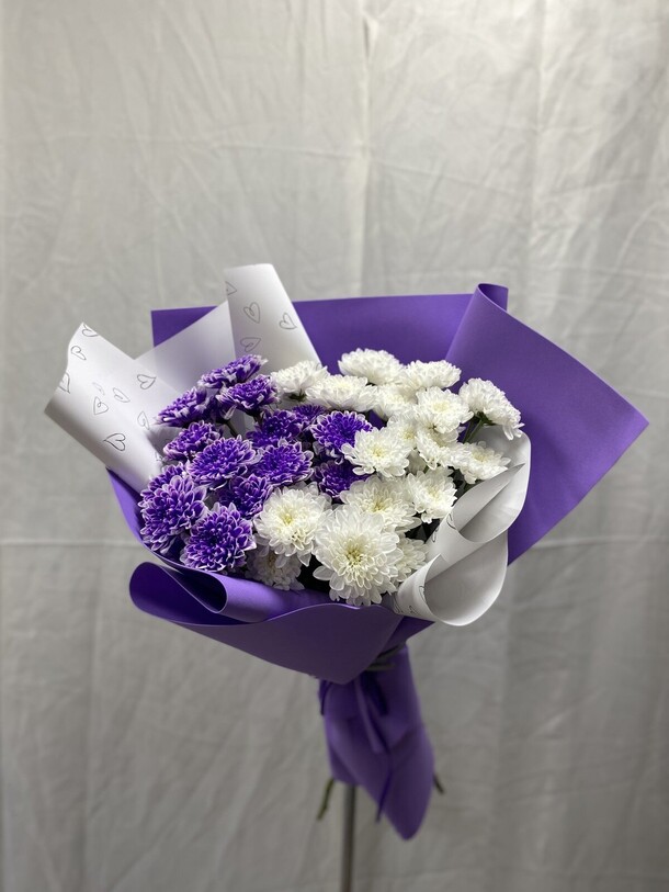 Букет из 7 кустовых хризантем, артикул F1210082 - 3280 рублей, доставка по городу. Flawery - доставка цветов