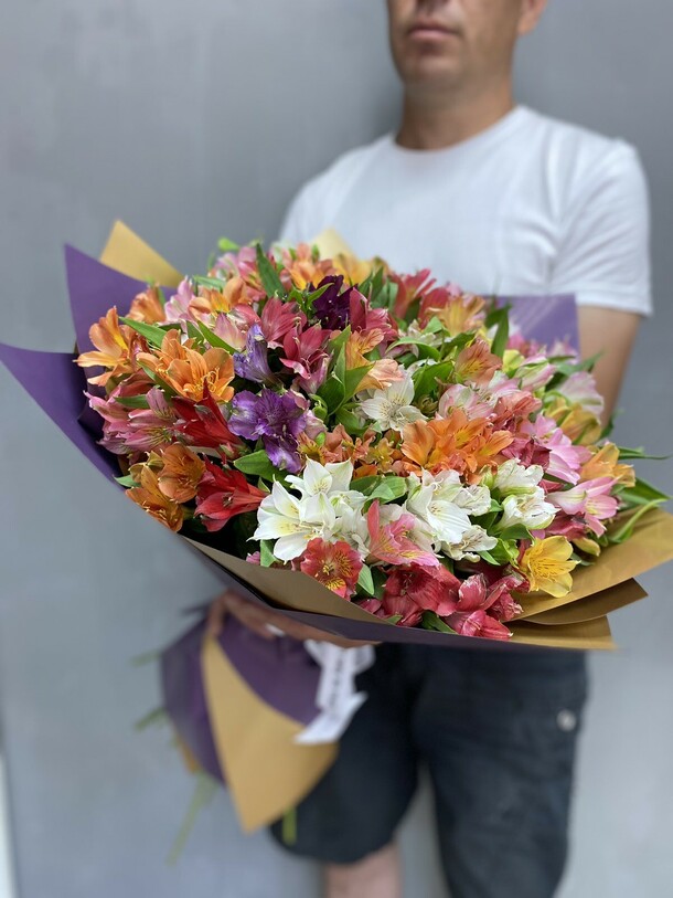 Букет из 51 альстромерии, артикул F1210086 - 21435 рублей, доставка по городу. Flawery - доставка цветов