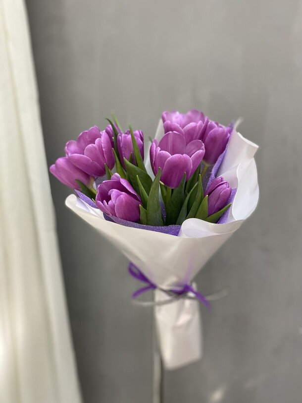 Букет из 9 тюльпанов, артикул F1260404 - 1740 рублей, доставка по городу. Flawery - доставка цветов